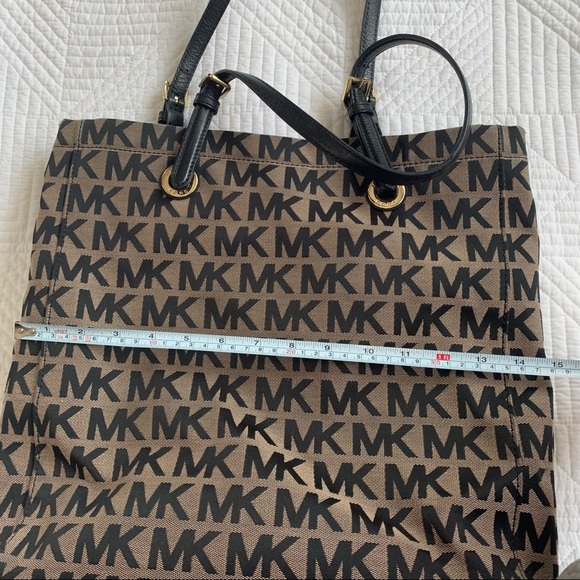 Like New Michael Kors Purse - Picture 4 of 5
